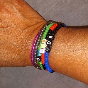 Piedra.  Chica de colores bonitos  material resistible echa con hilo.  Resiste